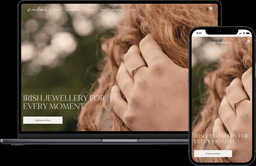 enibas Startseite auf Laptop und Smartphone mit dem Hero-Banner 'Irish jewellery for every moment' und dem Button Explore enibas