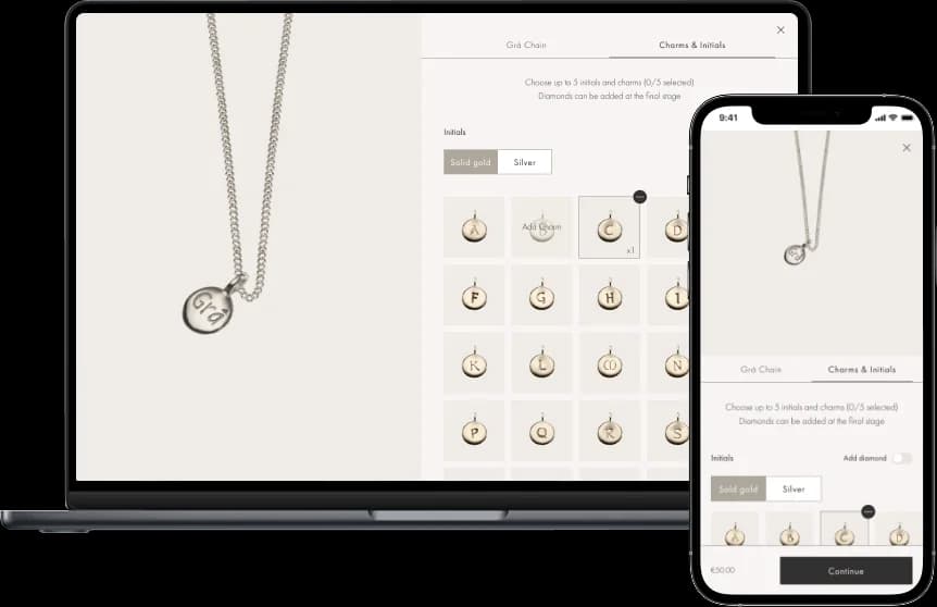 enibas Charm-Baukasten-Overlay mit einem Raster aus Initial-Charms, einem Umschalter für Gold oder Silber und einer laufenden Auswahlanzeige