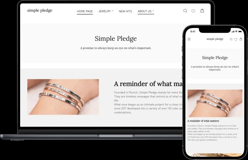 Über-uns-Seite mit der Markengeschichte von Simple Pledge neben einem Foto mehrerer gravierter Armreife am Handgelenk.
